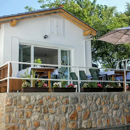 Simple Beachfront Bego Pensiune *