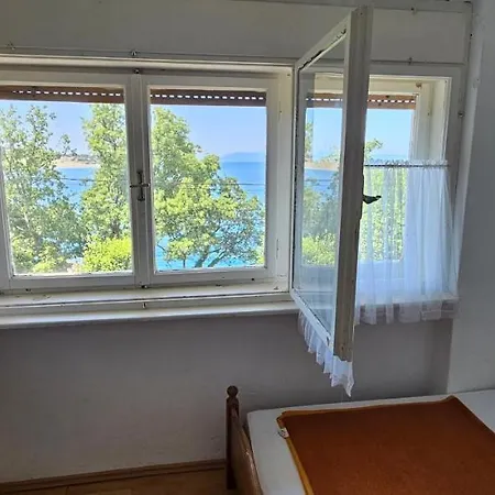 Simple Beachfront Bego Pensiune Kraljevica
