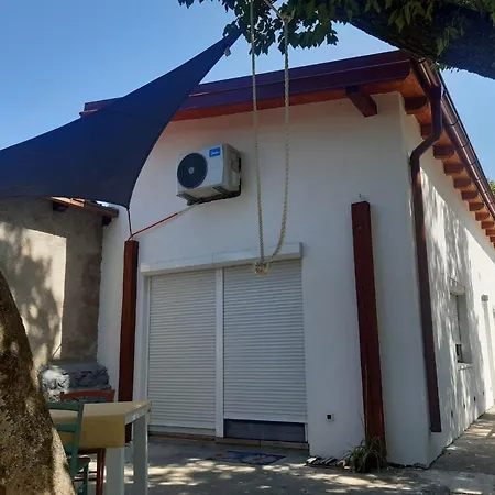 Simple Beachfront Bego 克拉列维察