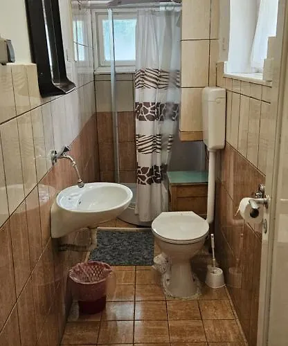 Simple Beachfront Bego Pensión Kraljevica