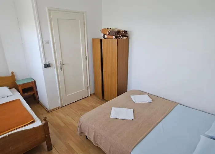 Simple Beachfront Bego Gæstehus